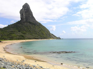 Praia da Conceição (Italcable), et le Morro do Pico, Fernando de Noronha, Brésil. Author and Copyright Marco Ramerini