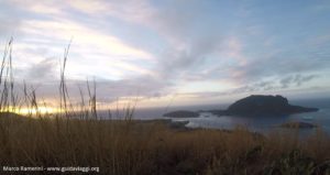 L'aube du mont Tamasua, Nabukeru, Yasawa, Fidji. Auteur et copyright Marco Ramerini