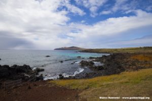 La côte nord de l'île vue d'Ovahe, Île de Pâques, Chili. Auteur et Copyright Marco Ramerini