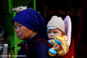 Femme avec enfant, Shengcun, Yuanyang, Yunnan, Chine. Auteur et Copyright Marco Ramerini