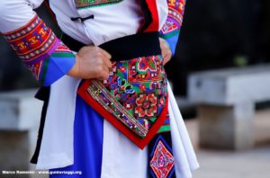 Détail d'une robe, Shilin, Yunnan, Chine. Auteur et Copyright Marco Ramerini